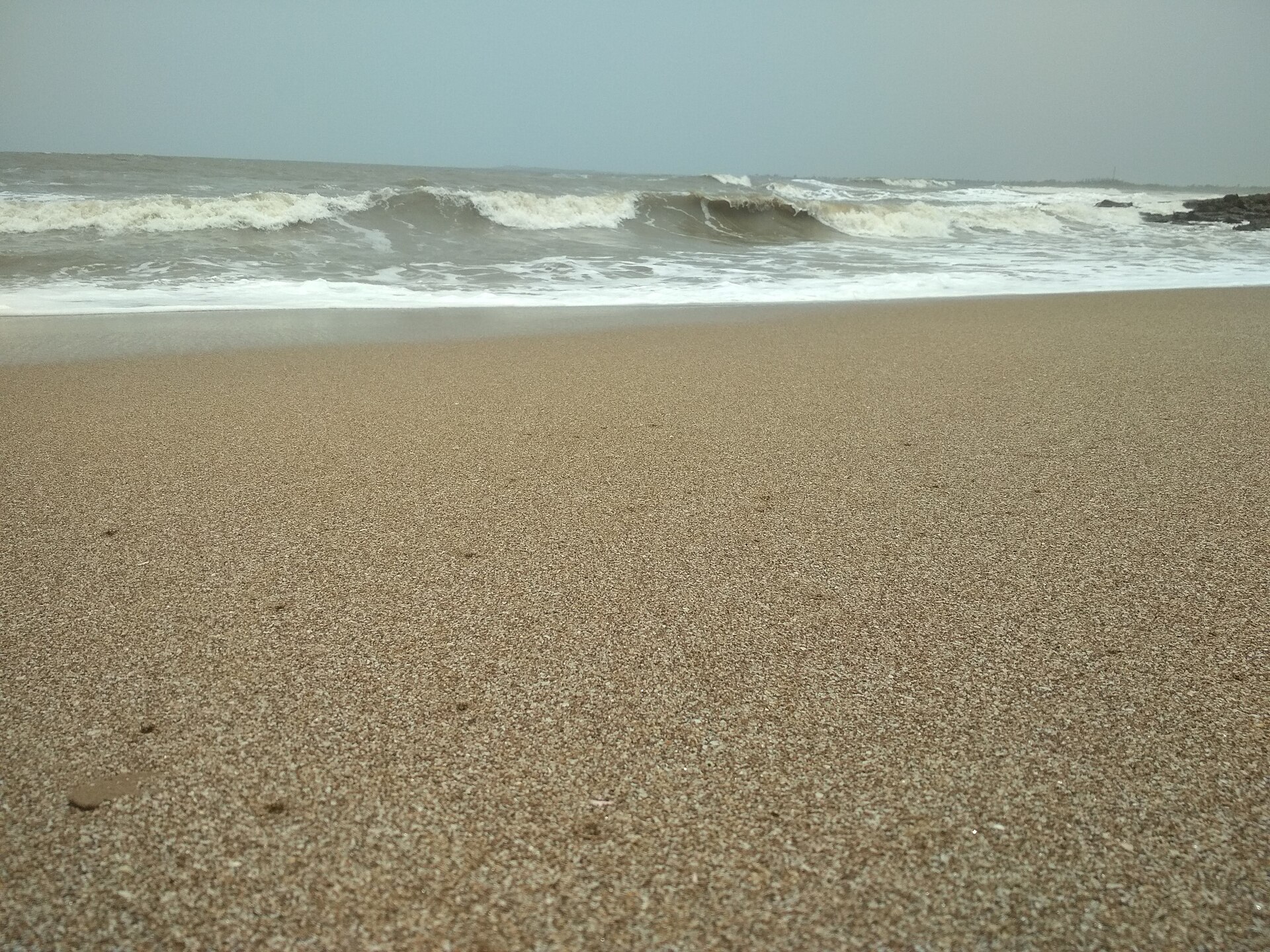 Immaculate wide golden sandy beach, azure waters of the Arabian Sea, and Blue Flag amenities at Ghoghla Beach in Diu