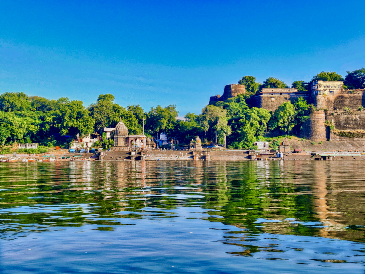 Maheshwar Narmada Ghats & Ahilya Fort Guide 2026 — Holkar Palace & Silk